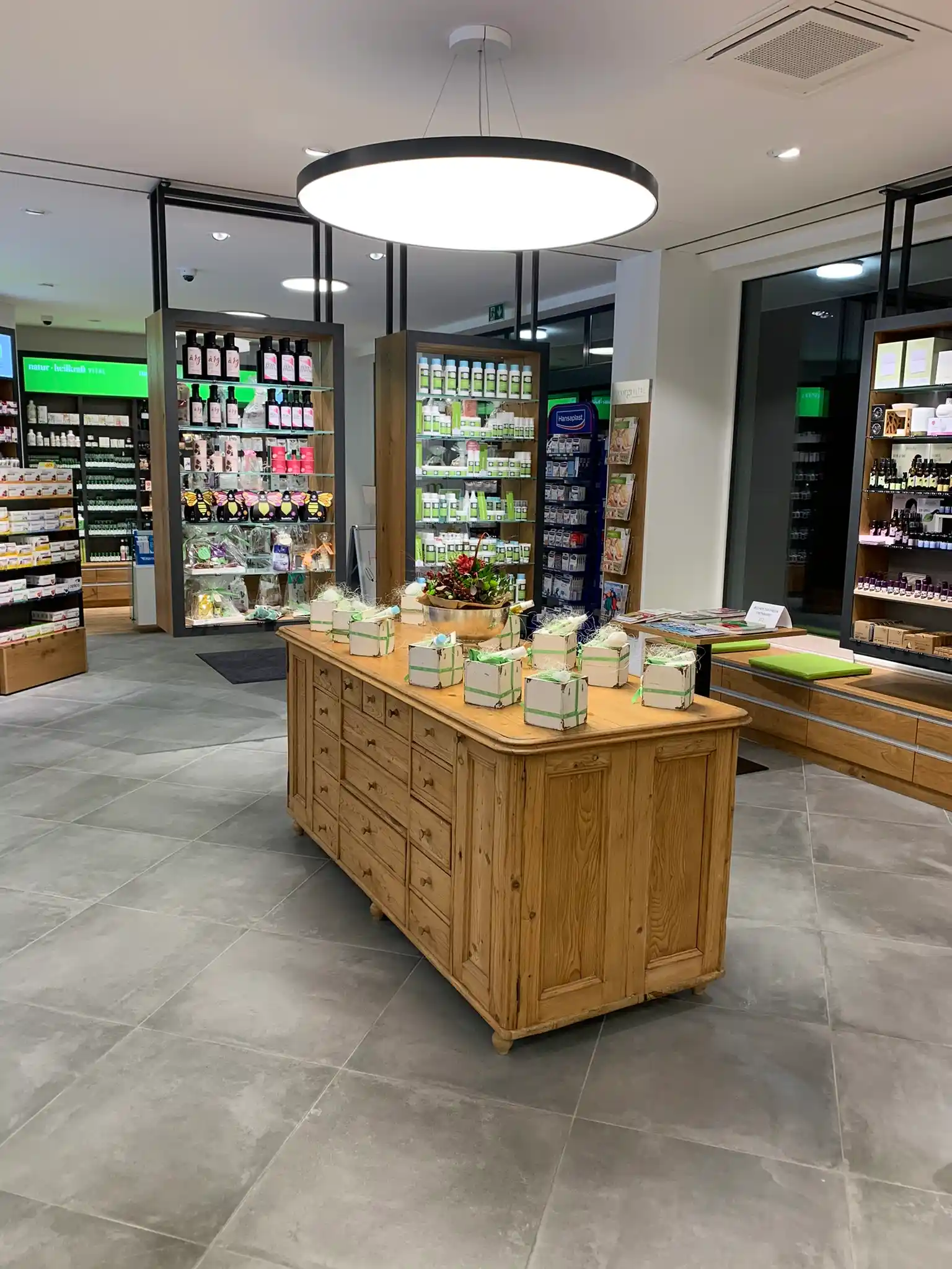 Von Architekt Simon Glas geplante Apotheke von Innen Kirchdorf 